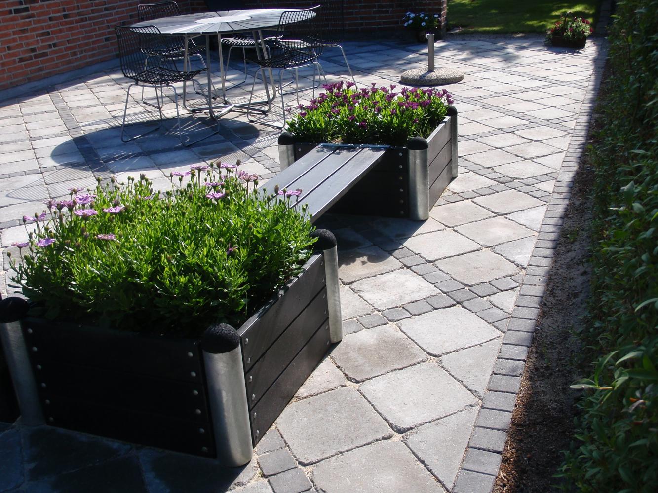 Flot terrasse med fliser og chaussesten anlagt af ASM Anlæg i Varde