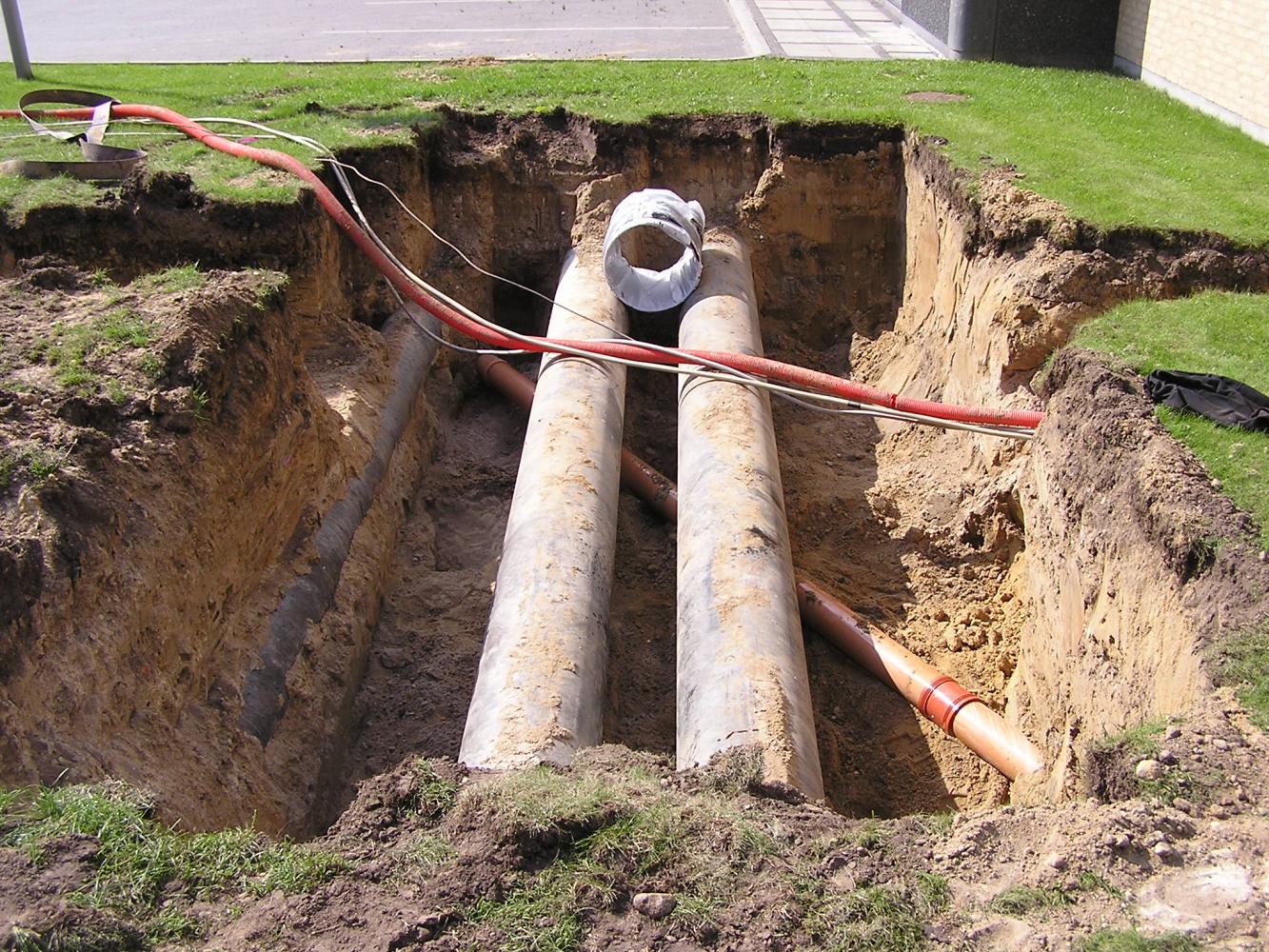Volvo gummiged og gravemaskine på byggeplads