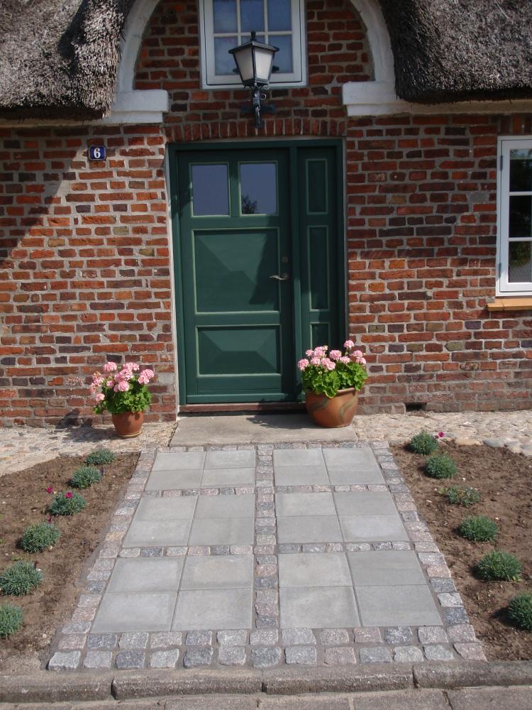 Smuk anlagt have med vandkunst i mursten