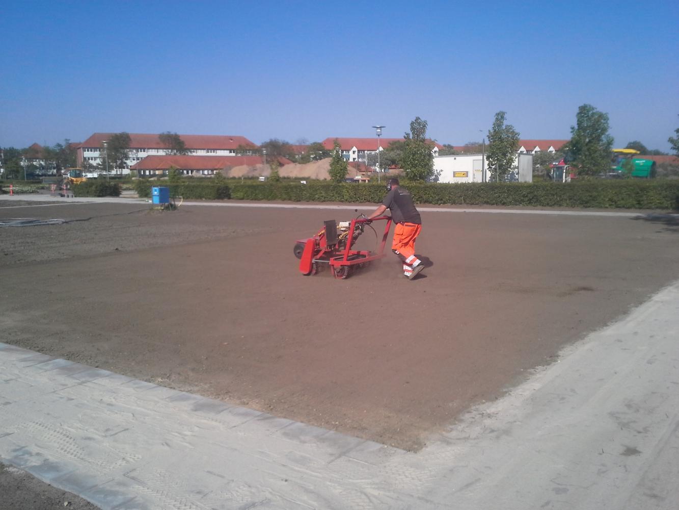 Traktor med vogn og redskaber